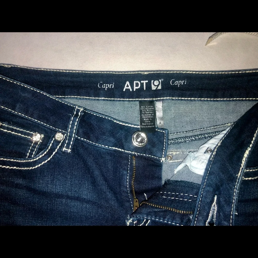 APT 9 Mid-Rise Dark Wash Crop Capri Stretch Jeans Rhinestone Accents Size 4/6 - Picture 6 of 7